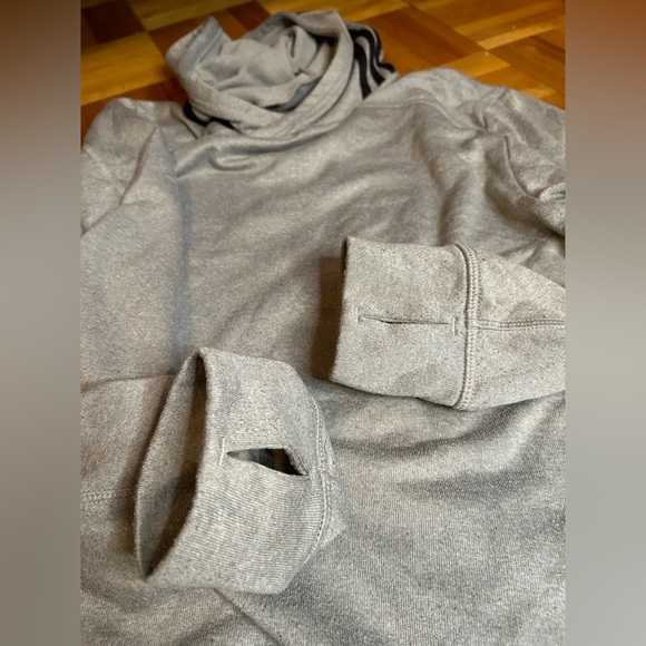 Adidas | Lightweight Response gray long sleeve Hoodie with thumb holes - Picture 4 of 10